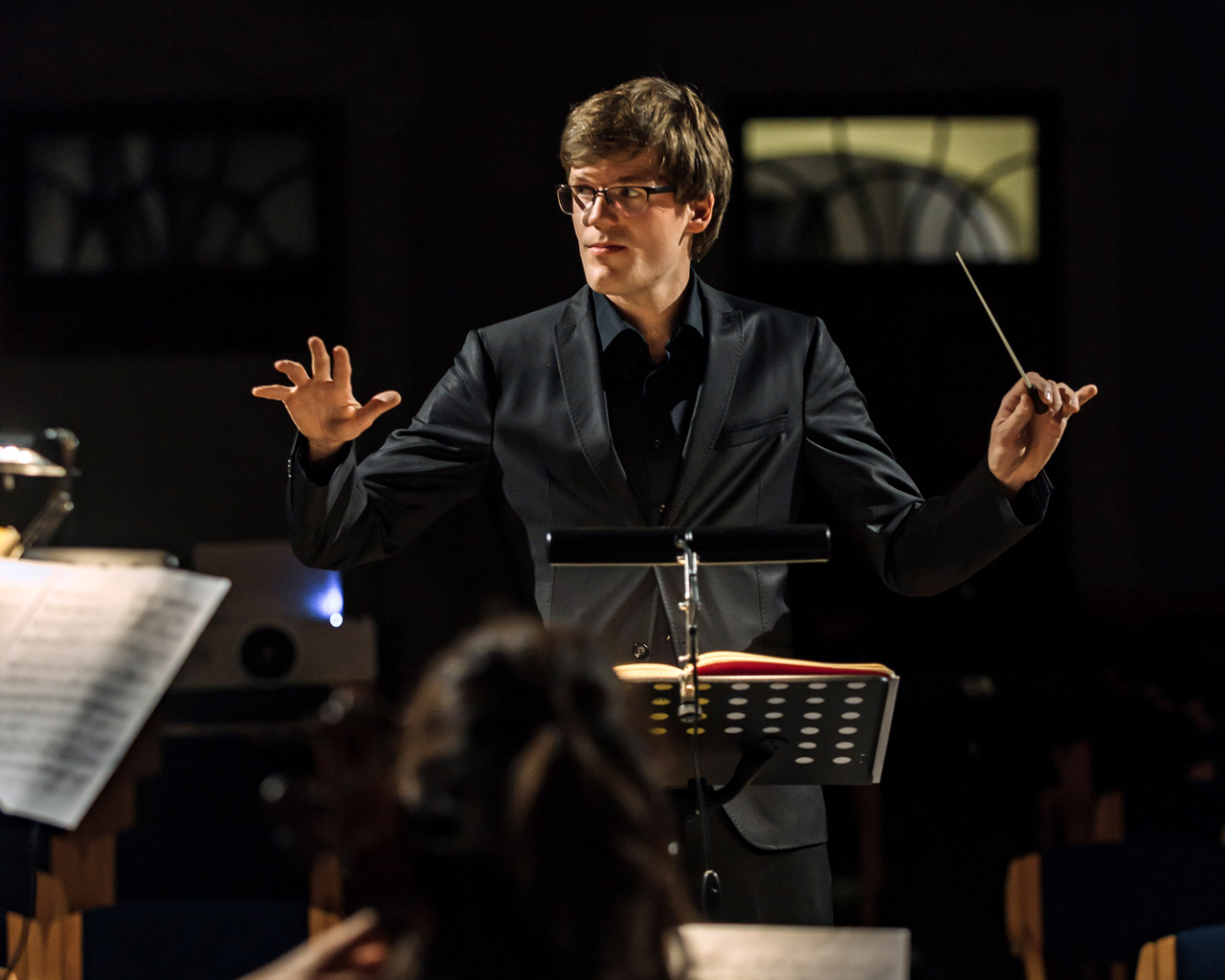 Benedikt Melichar, dirigent för Kammarkören Högalid.