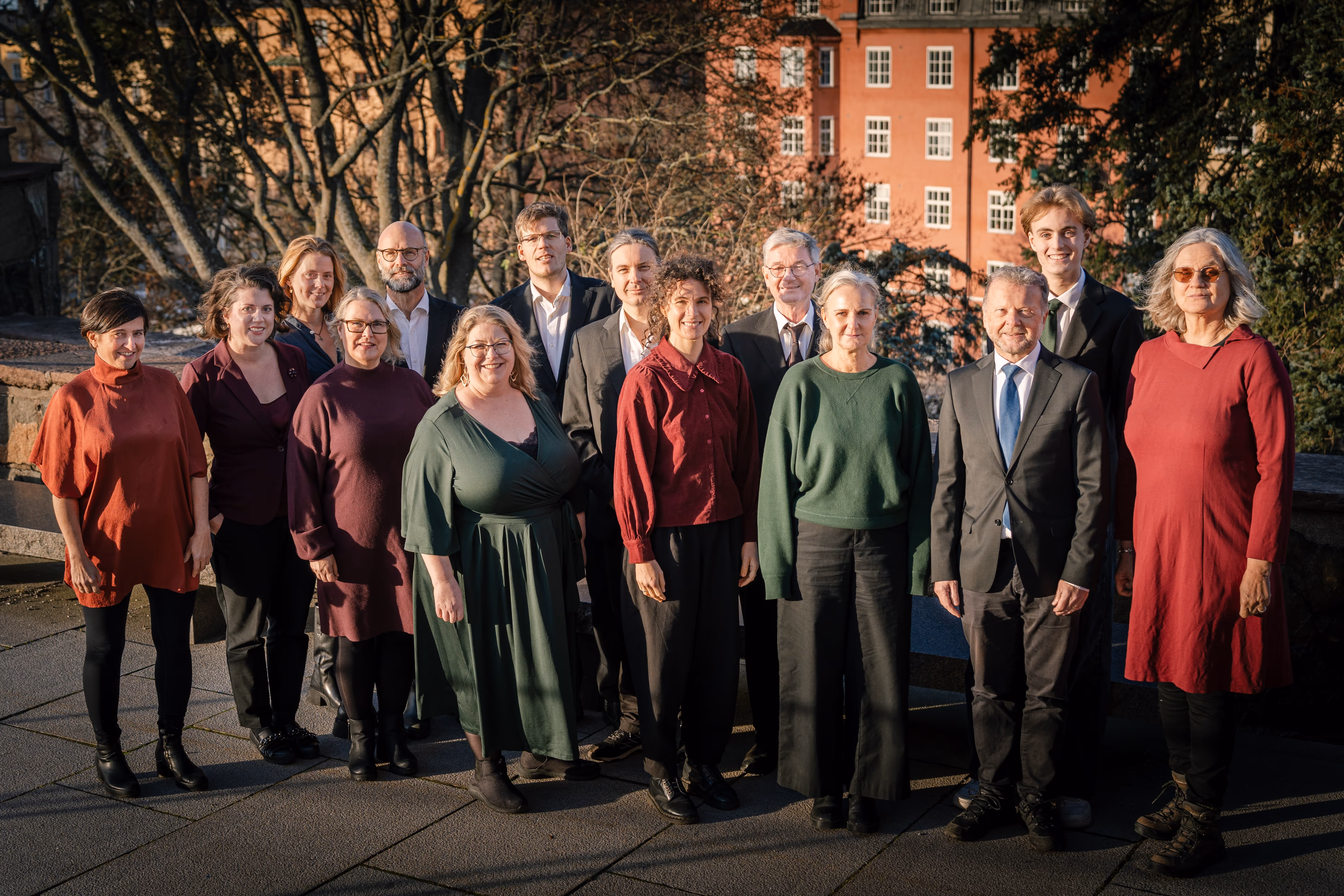 Kammarkören Högalid utanför kyrkan hösten 2025.